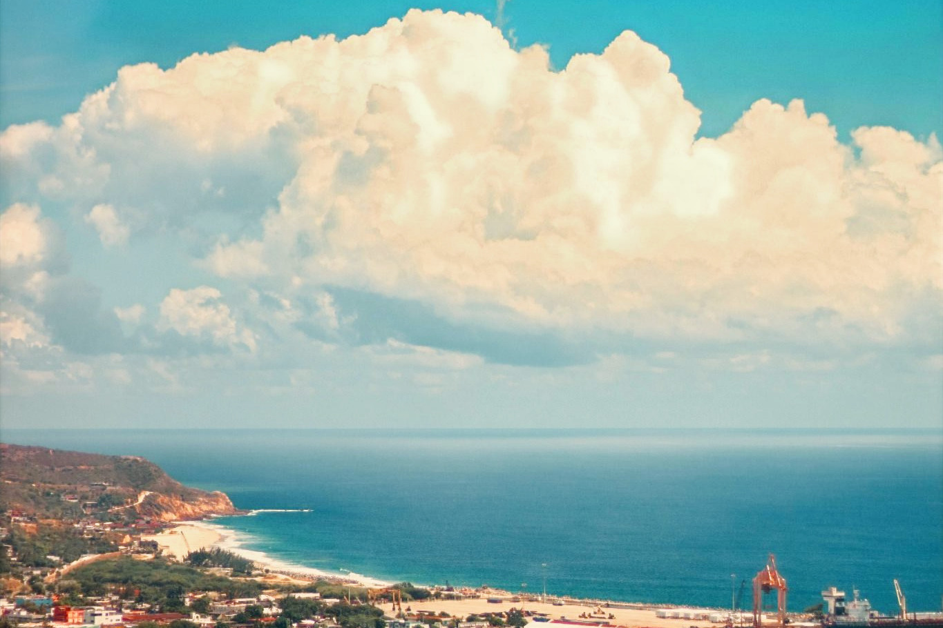 Vista panorámica del mar y el puerto de Salina Cruz